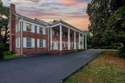 Magnolia Suite at The Beland—Charming Queen Retreat with Classic Comfort - Image 2